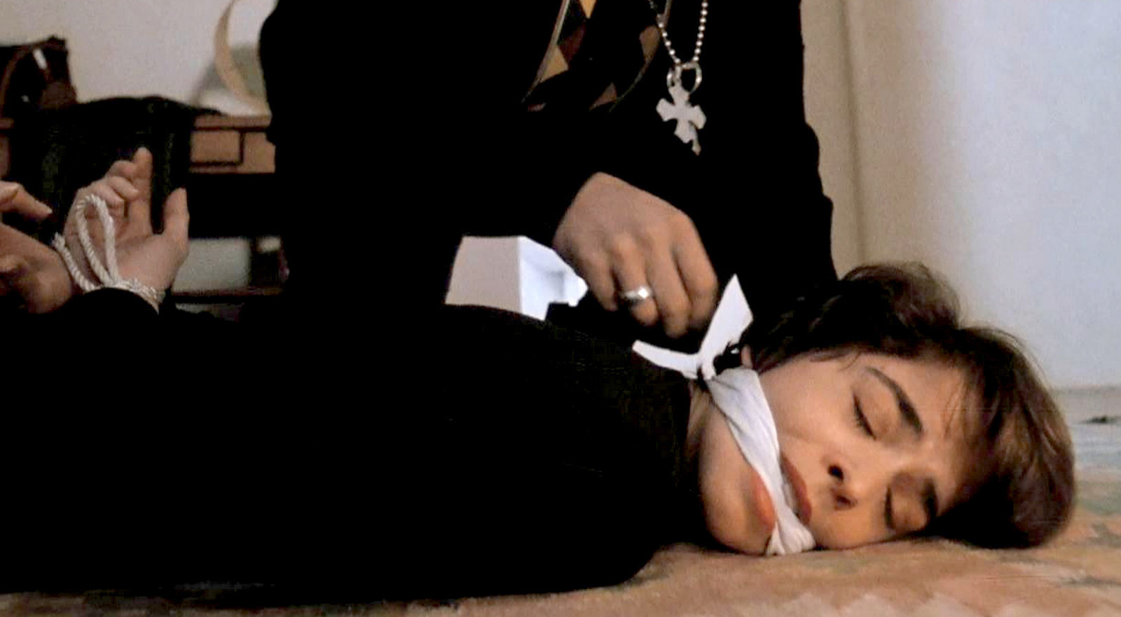 Whispers in the Dark---(1992)----Annabella Sciorra-002_dazzlerotica-com_damsels